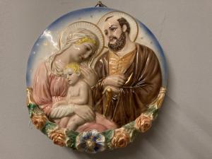 Placa antiga em cerâmica da Sagrada Família, Sesto Fiorentino, anos 40, com detalhes em ouro. Diâmetro: 24 cm.
